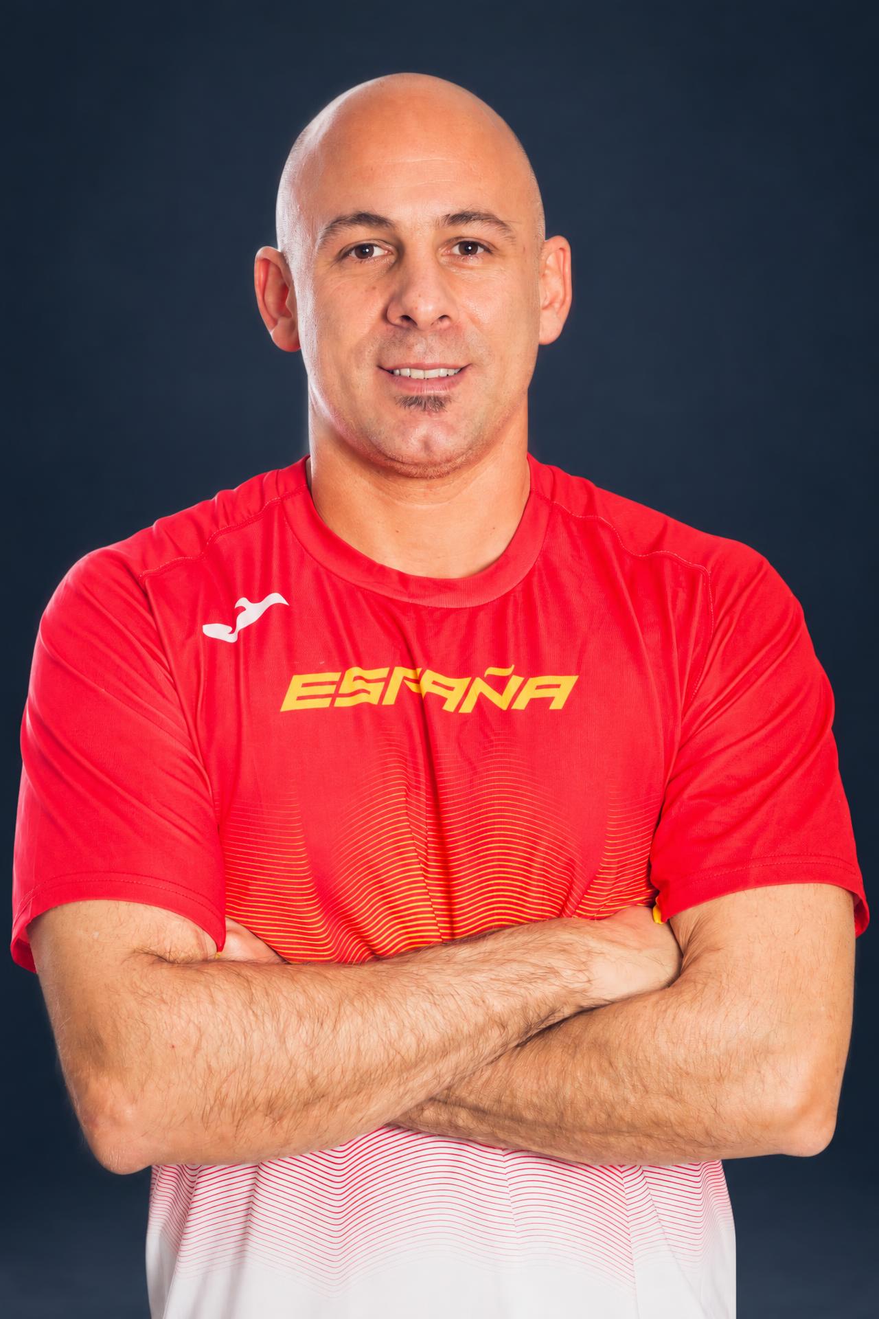 Retrato de Carlos Solís con la equipación de la selección española